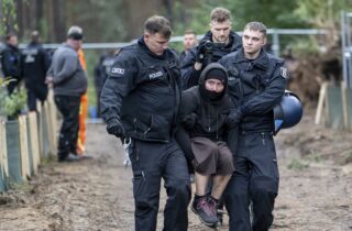 Nemecká polícia zlikvidovala tábor protestujúcich neďaleko závodu Tesly